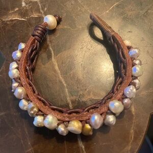 Beautiful handmade pearl and leather bracelet !